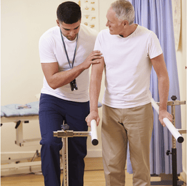 Die Hauptaufgabe eines Physiotherapeuten ist es, die körperliche Funktionalität und Mobilität des Patienten zu verbessern.