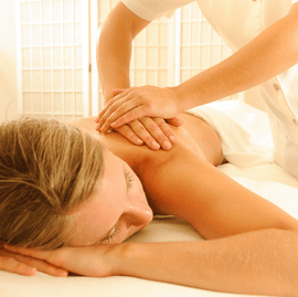 Eine Wellness-Massage kann den Körper und Geist in vielerlei Hinsicht beeinflussen.